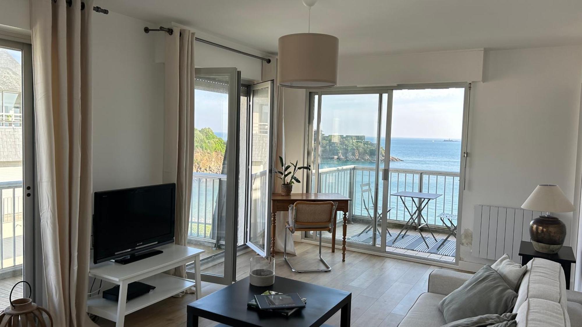 Pied Dans L'eau - La Comtesse Apartment *